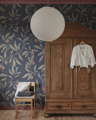 Tapet floral clasic albastru cu accente delicate într-o cameră amenajată