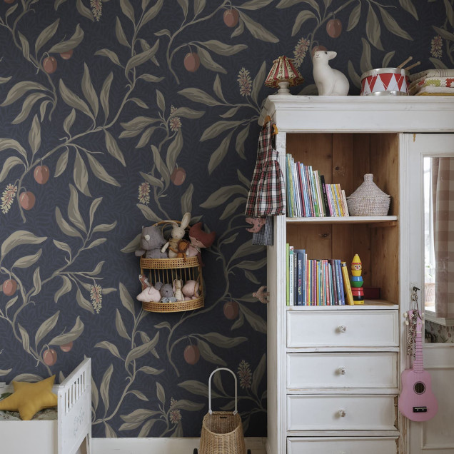 Tapet floral clasic albastru cu accente delicate într-o cameră amenajată