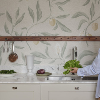 Tapet floral verde salvie cu design elegant în bucătărie