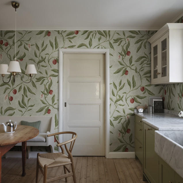 Tapet floral verde cu fructe roșii într-un interior modern