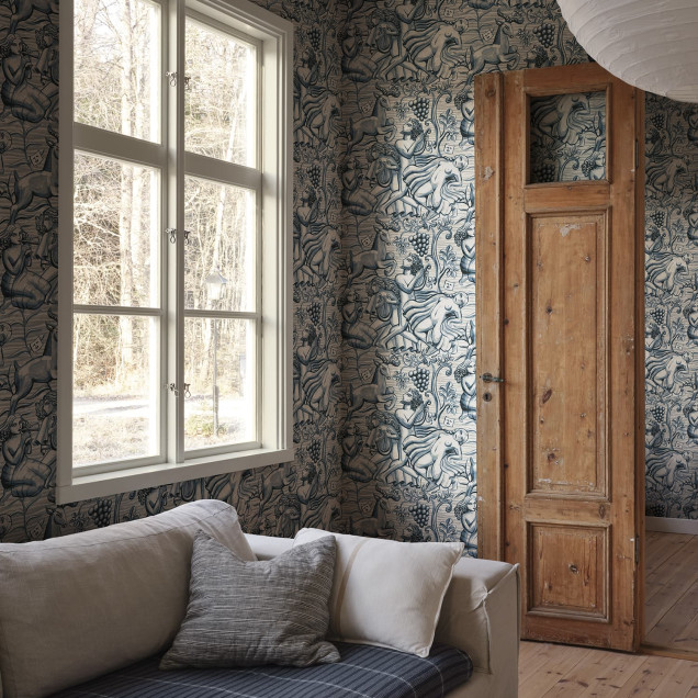 Tapet albastru cu design complex într-o cameră cu pat și scaun