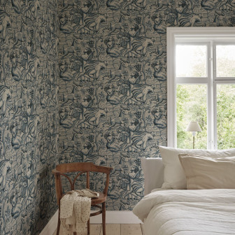 Tapet albastru cu design complex într-o cameră cu pat și scaun