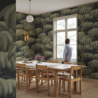 Tapet cu motiv de copaci într-o cameră amenajată