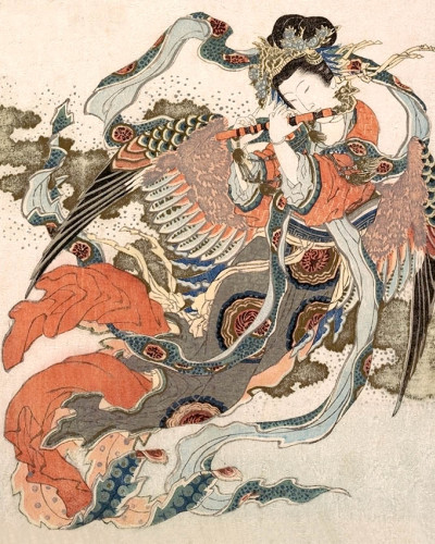 Wallpaper japonez cu o femeie cu aripi de pasăre care cântă la o flaută tradițională.