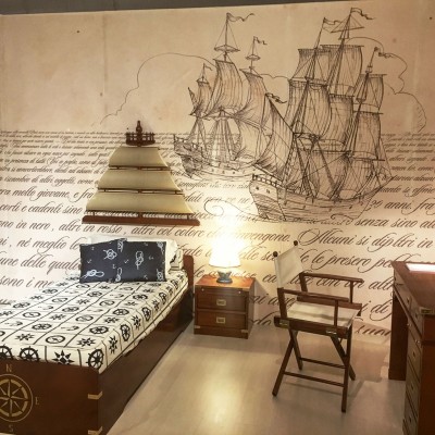 Tapet cu design elegant, care ilustrează o navă veche. Se potrivește perfect pentru un dormitor sau un birou.