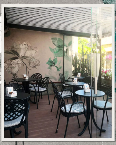 Fototapet Ninfea, Gri-Verde, cu design floral elegant, in nuante de gri-verde, ideal pentru a adauga o nota de rafinament si eleganta oricarui spatiu.