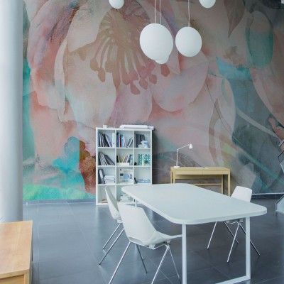 Tapet floral cu design modern, în culori pastelate.