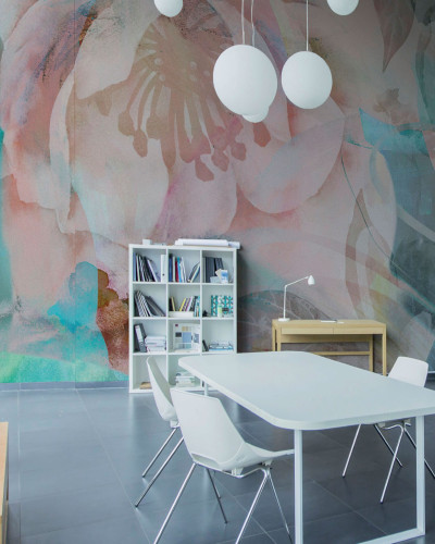 Tapet floral cu design modern, în culori pastelate.