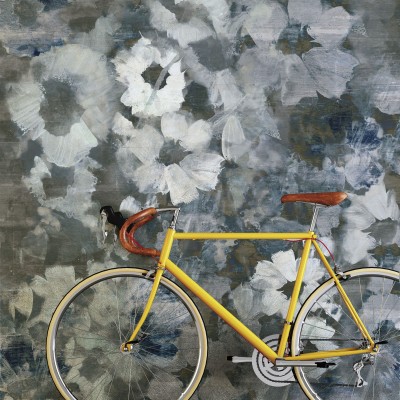 Fototapet modern cu bicicletă galbenă pe un fundal cu flori albe