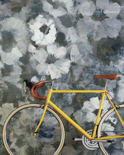 Fototapet modern cu bicicletă galbenă pe un fundal cu flori albe