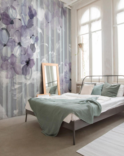 Tapet Charleston Grey cu dungi delicate si flori delicate.