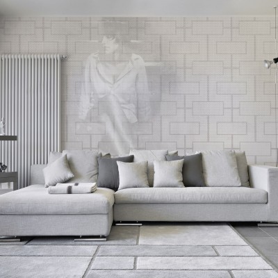 Tapet modern Vintage Grey, cu un design geometric subtil și o imagine estompată a unei femei în stil vintage.