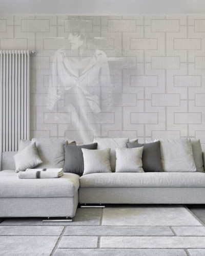 Tapet modern Vintage Grey, cu un design geometric subtil și o imagine estompată a unei femei în stil vintage.