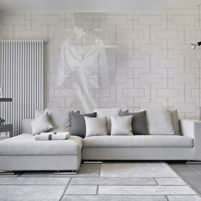 Tapet modern Vintage Grey, cu un design geometric subtil și o imagine estompată a unei femei în stil vintage.