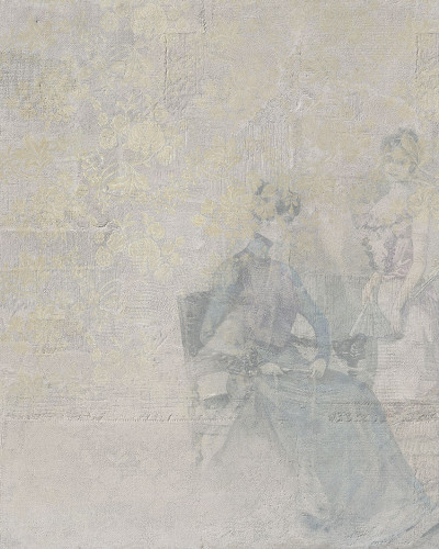 Tapet Spitalfield, Pearl cu design delicat, flori crem și ilustratii vintage ale unor femei elegante.