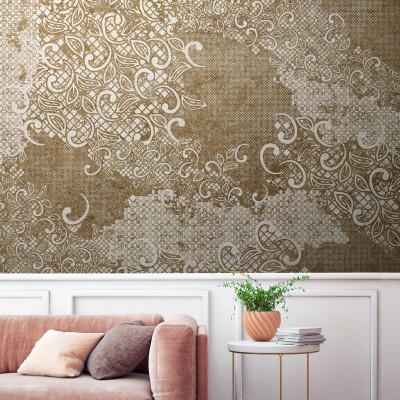 Tapet cu motive florale delicate pe un fond auriu, perfect pentru living, dormitor sau birou.