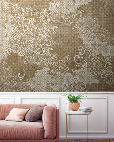 Tapet cu motive florale delicate pe un fond auriu, perfect pentru living, dormitor sau birou.
