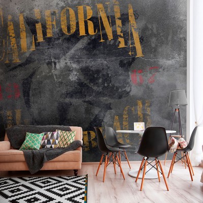 Fototapet cu design urban, beton brut, graffiti si scrisuri, ideal pentru living sau camera de zi.