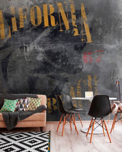 Fototapet cu design urban, beton brut, graffiti si scrisuri, ideal pentru living sau camera de zi.