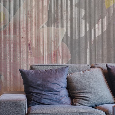 Tapet floral modern cu flori de magnolia colorate, pe un fundal gri cu dungi subtile.