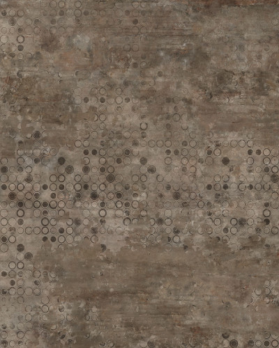 Tapet Marla Moka cu design beton gri deschis, cu cercuri gri închise. Imaginea prezintă un interior modern, cu o masă din lemn și scaune metalice, pe care se află plante verzi.