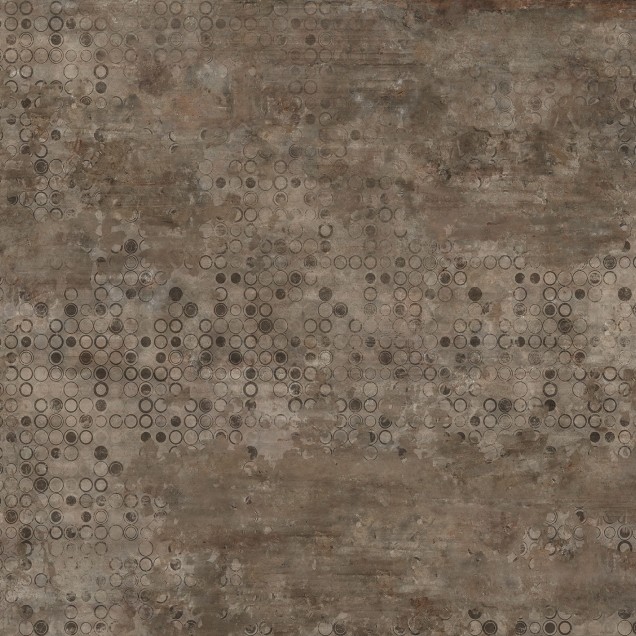 Tapet Marla Moka cu design beton gri deschis, cu cercuri gri închise. Imaginea prezintă un interior modern, cu o masă din lemn și scaune metalice, pe care se află plante verzi.