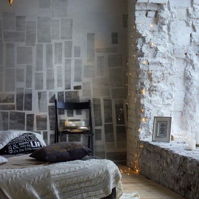 Tapet geometric modern gri deschis, cu forme simple și texturi imprimate. Ideal pentru living, dormitor sau birou.
