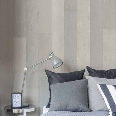 Tapetul Bergen, Gri, Light Grey, cu aspect de lemn, pentru dormitor.