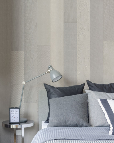 Tapetul Bergen, Gri, Light Grey, cu aspect de lemn, pentru dormitor.