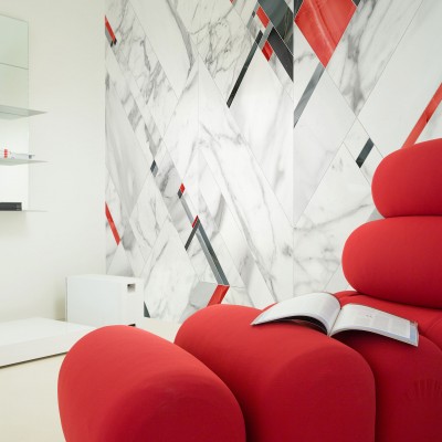 Tapet Fifth Avenue, Red, cu un design modern inspirat de marmura alba cu accente de rosu si gri.
