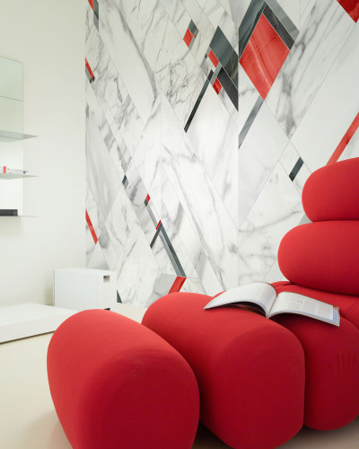 Tapet Fifth Avenue, Red, cu un design modern inspirat de marmura alba cu accente de rosu si gri.