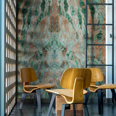 Amazzonia Green, tapet de perete cu design modern, inspirat de marmura naturala. Cu nuante de verde si maro, acest tapet va adauga eleganta oricarei incaperi.