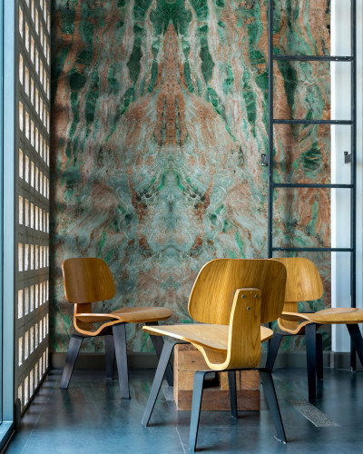 Amazzonia Green, tapet de perete cu design modern, inspirat de marmura naturala. Cu nuante de verde si maro, acest tapet va adauga eleganta oricarei incaperi.