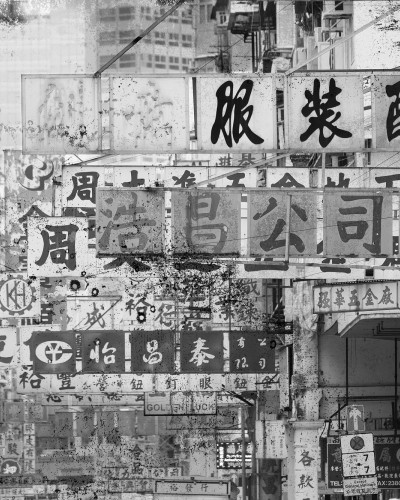 Tapet Hong Kong, cu o imagine grafică în alb-negru ce prezintă străzile aglomerate din Hong Kong, cu clădiri înalte și multe panouri publicitare.