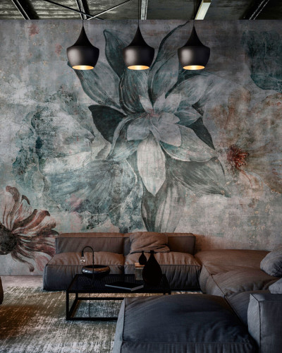 Tapet cu flori delicate, pe un fundal gri cu aspect de beton