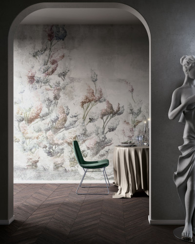 Somerset, Automne wallpaper, imagine cu design floral pe un perete gri, cu o canapea verde, o masă cu o față de masă bej și o statuie de marmură.