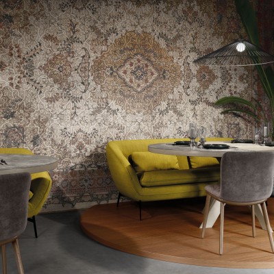Tapet Sherazade Brown cu un design elegant, cu accente orientale, pentru a-ți decora livingul sau dormitorul.