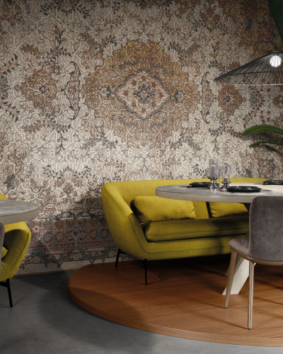 Tapet Sherazade Brown cu un design elegant, cu accente orientale, pentru a-ți decora livingul sau dormitorul.