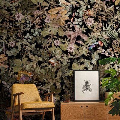 Wallpaper cu model floral tropical în culori vii, pe fundal negru.