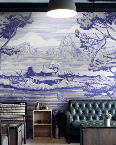 Tapet Sho, Blue, cu un peisaj asiatic minimalist, în tonuri delicate de albastru și gri.