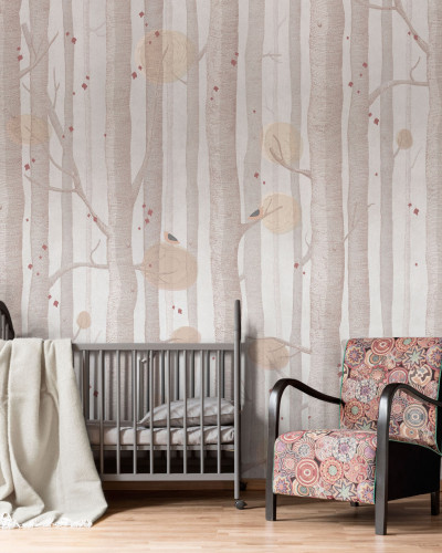 Wallpaper Lullaby, Autumn - design cu copaci înalți și păsări mici pe un fundal subtil, perfect pentru o cameră calmă și relaxantă pentru copii.