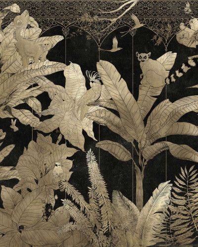 Tapet cu design grafic elegant, care ilustrează un jungle luxuriant cu un detaliu rafinat, cu o gamă de plante exotice și păsări în tonuri de aur.