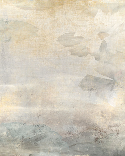 Tapet Giverny, Light cu design minimalist si accente florale estompate pe un fundal crem deschis.