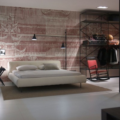Tapet cu design modern Mikado Red, cu un aspect delicat, ilustrând o arhitectură asiatică, perfectă pentru a crea un spațiu elegant și modern.