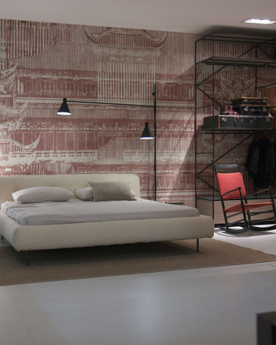 Tapet cu design modern Mikado Red, cu un aspect delicat, ilustrând o arhitectură asiatică, perfectă pentru a crea un spațiu elegant și modern.