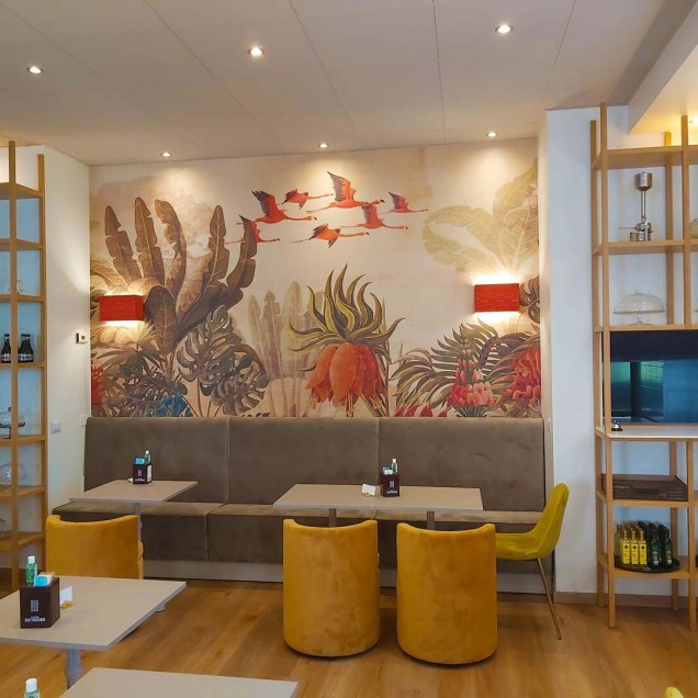 Tapet Colonial cu design tropical, flamingo roz si plante luxuriante