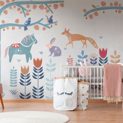 Tapet cu design modern cu un copac, animale și flori, perfect pentru dormitoare și livinguri
