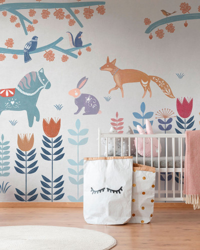 Tapet cu design modern cu un copac, animale și flori, perfect pentru dormitoare și livinguri