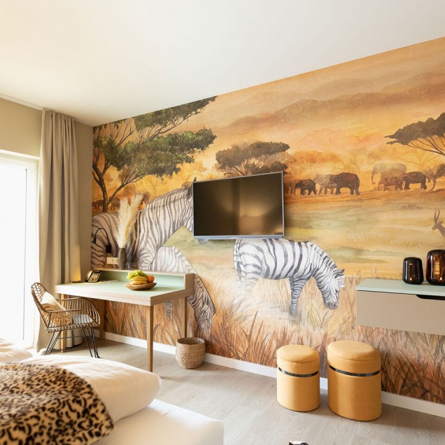 Tapet Savana cu zebre si elefanti intr-un decor pictural.