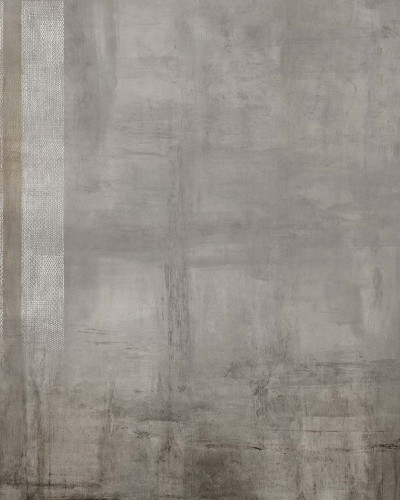 Tapet modern cu textura de beton gri si doua benzi verticale subtile.